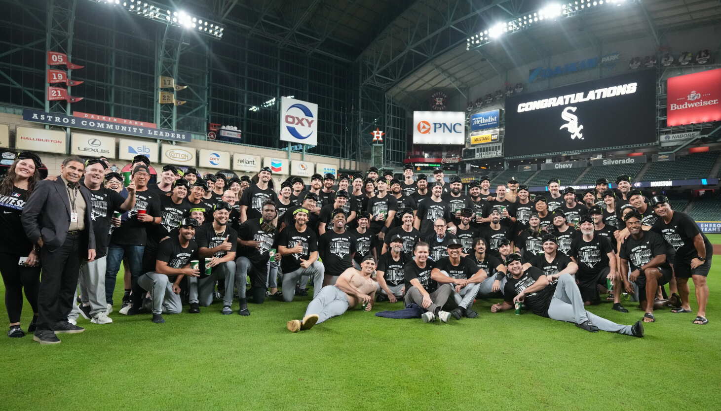 White Sox sweep Astros in Houston wild-card series, advance to face Guardians in ALDS