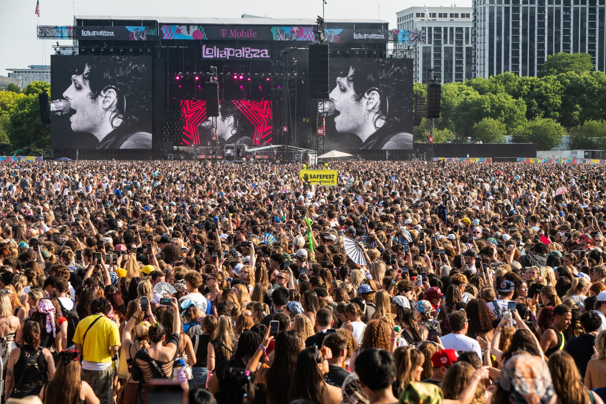 Lorde Halts Lollapalooza Set as Fans Collapse in Heat