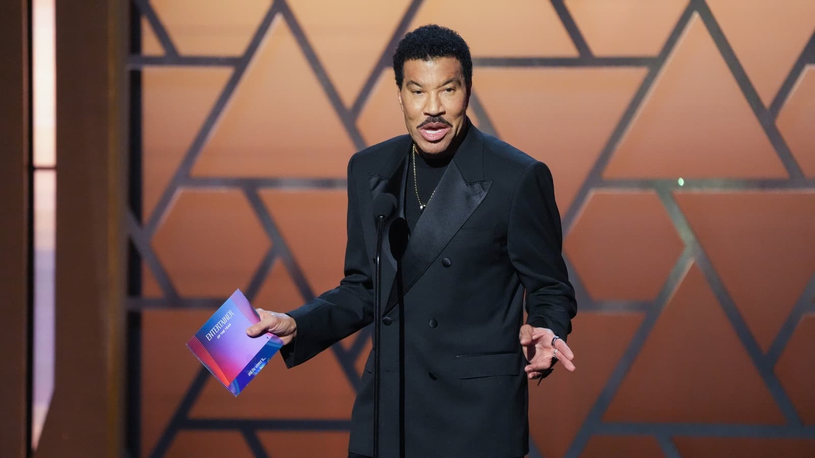 Lionel Richie Postpones United Center Concert After Dizzy Spell Cuts Minnesota Show Short